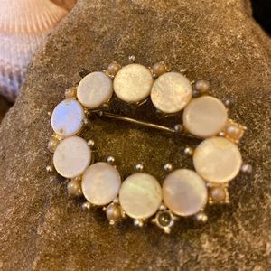❤️Gorgeous vintage opal n gold tone brooch